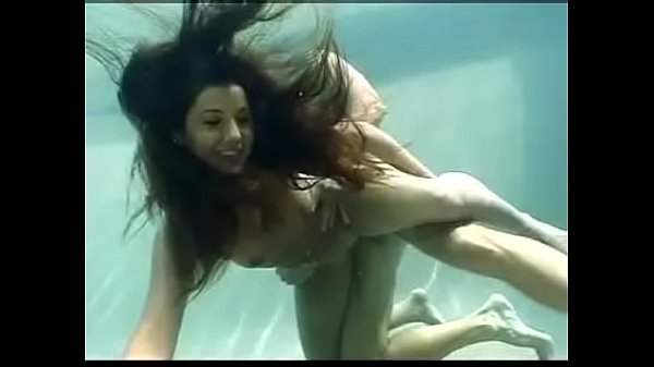 Play MP4 - Tiffany Smiles in the pool