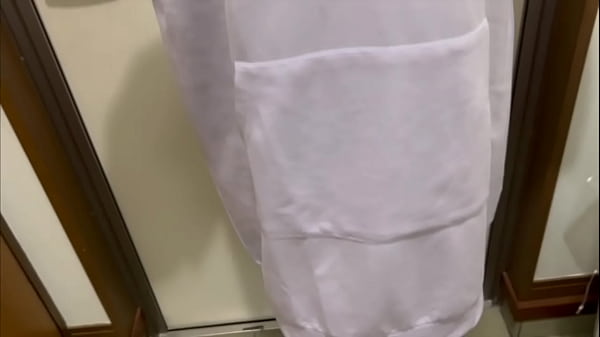 Play MP4 - 2人ともエッチが我慢できなくて玄関の鍵閉めたら彼女にフェラチオさせて、キツいマンコに高速ピストンで彼女をイかしまくりました。