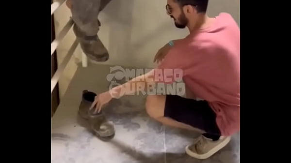 Homem de Minas_Gerais sai às ruas e cheira chulé de um monte_de homens Principalmenteos sapatões dos trabalhadores