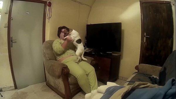 Pongo_a cuatro patas_a la gorda mientras juego con el_móvil_en su espalda y_me la follo duro