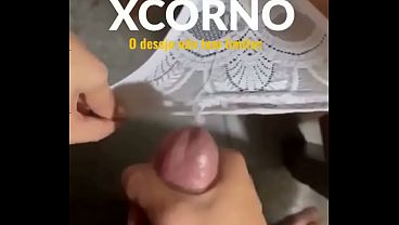 Gozada na calcinha da mulher do corno 