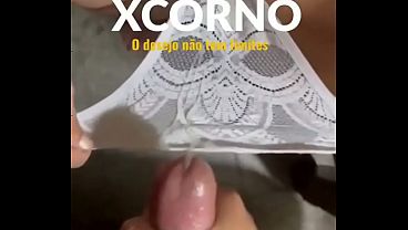 Gozada na calcinha da mulher do corno 