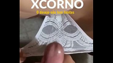 Gozada na calcinha da mulher do corno