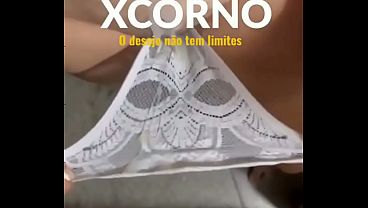 Gozada na calcinha da mulher do corno
