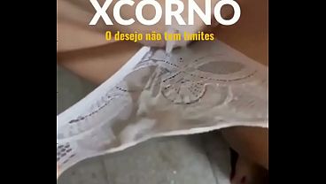 Gozada na calcinha da mulher do corno 
