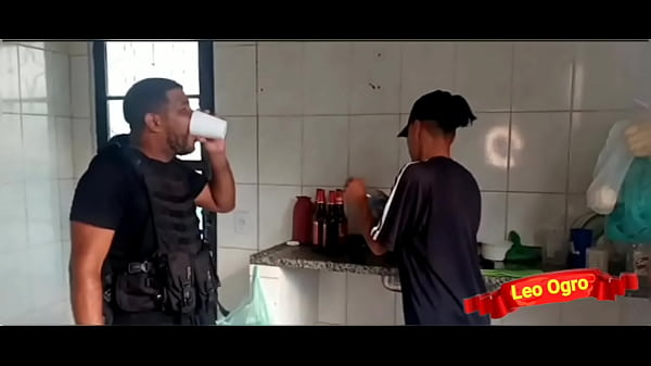 Padrasto Aproveita enteada lésbica_na cozinha e louco com sua bunda