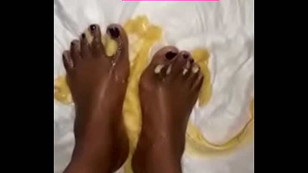 Play MP4 - Pretty ebony feet plays with banana