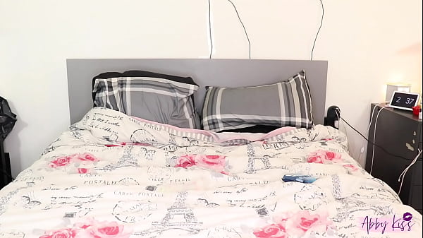 Nonton Milf Using Two Toys Gets Her Tight Wet Pussy Off 1080p thumbnail