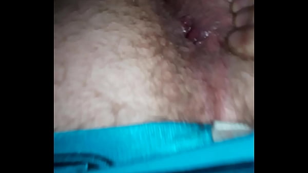 Se mete un consolador enterito