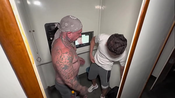 Play MP4 - Grande punho e sem sela nas cabines&comma; cinem&atilde;o gay do centro da cidade&period; - FULL RED