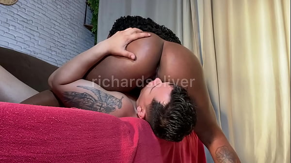 Cavala safada dan&ccedil;a gostoso com o pau dentro da buceta e pra finalizar ela pede leite na cara