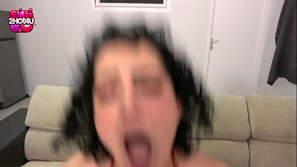 Elle une petite chatte serr&eacute;e et elle crie de plaisir 