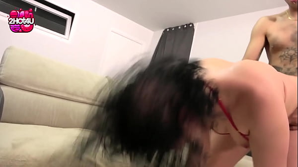 Elle une petite chatte serr&eacute;e et elle crie de plaisir 