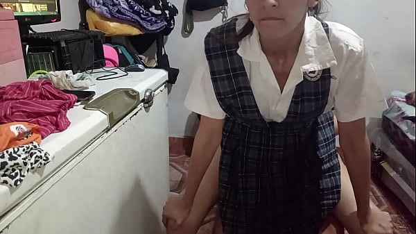 Play MP4 - Mi colegiala se mete en cuarto ajeno y acaba muy bien la sesion de aprendizaje sexual con una mamada