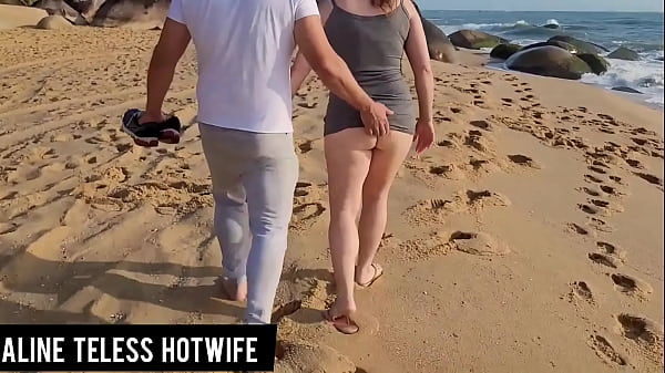 Esposa safada chupando amigo at&eacute; ganha leiteinho na praia