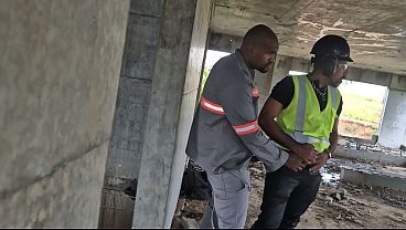 Dois oper&aacute;rios esperando todos irem embora pra transar no pr&eacute;dio em obra que eles trabalham, fetiche dos machos 