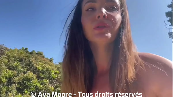 Play MP4 - Salope fran&ccedil;aise s'exhibe et suce une grosse bite sur la plage d'Es Cavallet &agrave; Ibiza