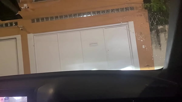 Marido corno leva esposa vadia para fazer sexo com desconhecido na rua completo no red 