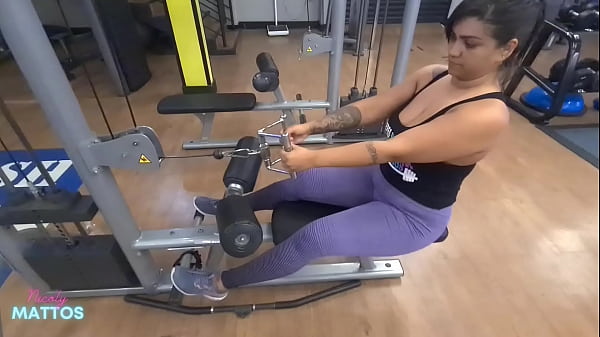 Sem Calcinha Na Academia A Bucetinha Suada E Tes&atilde;o thumbnail