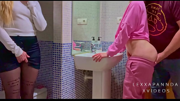 Mi amiga culona tiene sexo con su amigo y yo me masturbo 