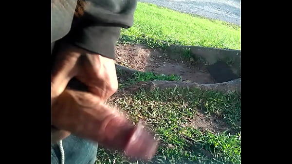 Play MP4 - Punheta pra coroa travesti no parque