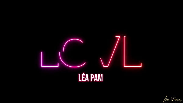 L&eacute;a pam se fait plaisir 3 fois dans la cabine de ce poids lourd 3 orgasmes 3 