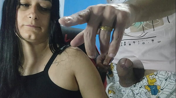 Esposa gostosa recebe o_vizinho_técnicode PC com uma roupa bemprovocante e deixa ele_foder até o cuzinho