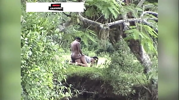 Casal Da Zona Rural &eacute; Flagrado Fazendo Sexo No Mato thumbnail