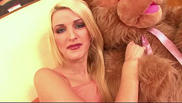 Nonton A Beautiful Blonde Babe Gets Double Penetration And Double Cumload In Her Mouth From Two Horny Brothers thumbnail