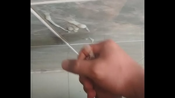 Rica paja en el ba&ntilde_o