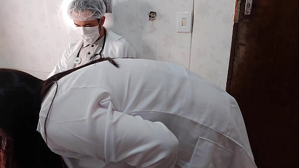 Enfermeira fode com doutor roludo no banheiro do hospital 