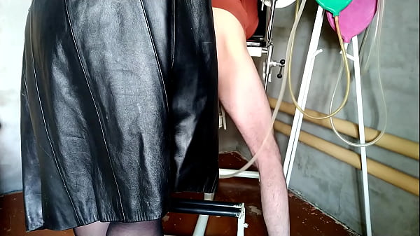 Play MP4 - Mistress makes an enema to the slave while standing