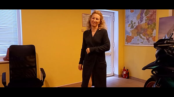 Play MP4 - striptease in the office