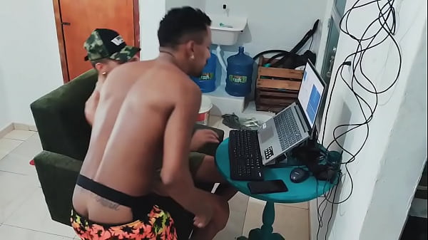 Tr&ecirc;s Amigos Se Reunir Pra Fazer O Trabalho Da Faculdade E D&atilde;o Um Banho De Leite No Putinho thumbnail