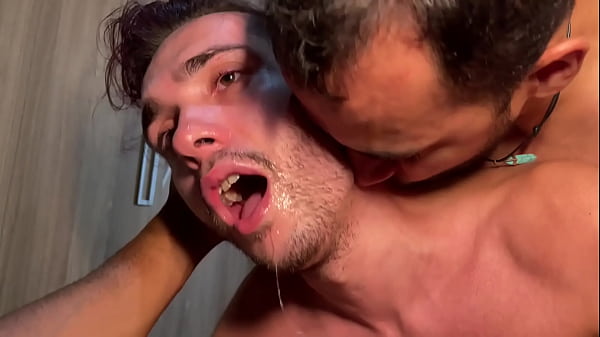 Fodendo Tes&atilde;o, Dois Ativos Dotados E Um Gringo Passivo Chorando Nas Rolas De Brasileiros - Ep01 thumbnail