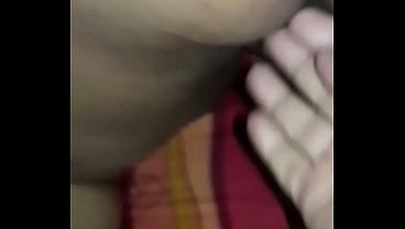 Masturbando (dedeando) a mi mujer, le facina que la toque de forma que su enorme panocha se hinche y se ponga super jugosa.