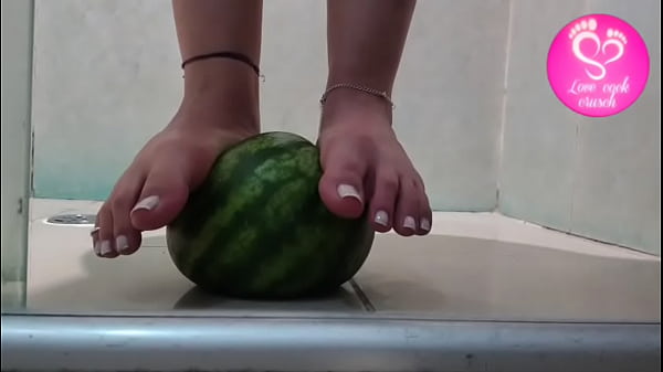Footplay amassando melancia com os p&eacute;s -Lovecockcrusch 