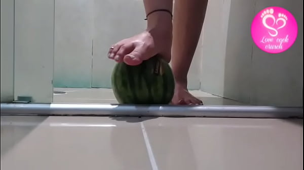 Nonton Footplay Amassando Melancia Os P&eacute;s -lovecockcrusch thumbnail