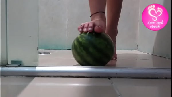 Footplay amassando melancia com os p&eacute;s lovecockcrusch 