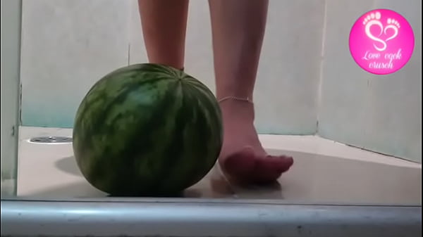 Footplay amassando melancia com os pés Lovecockcrusch