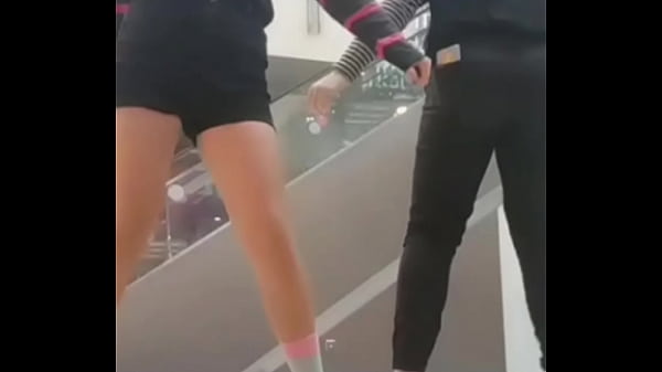 putitas de buen culo bailan en un centro comercial 