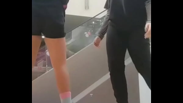 Putitas de buen culo bailan en un centro comercial 