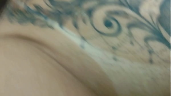 Coroa vagabunda se deliciando com o pau do novinho 