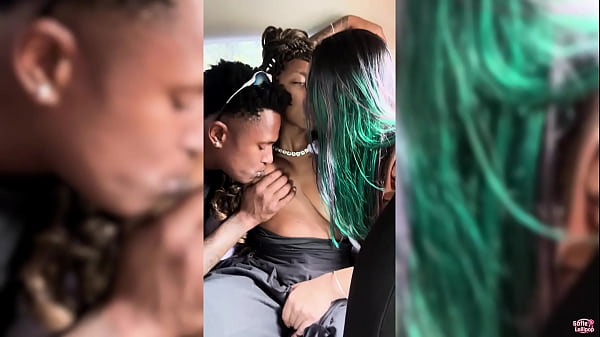 Play MP4 - SURUBA BEM GOSTOSA DURANTE UMA VIAGEM DENTRO DO CARRO