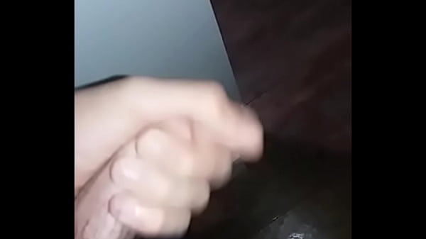 Homem novinho fracassado na punheta gostosa 