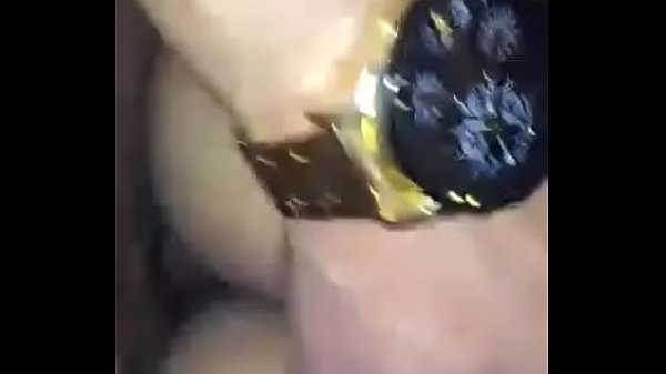 Miprima me dice que se laeche enla espalda