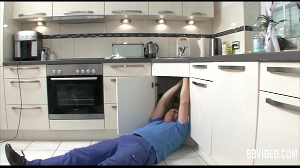 Play MP4 - German milf eat plumber dick