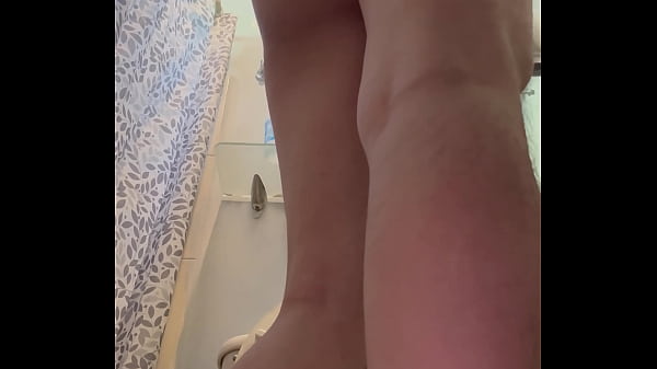 MOSTRANDO EL TRASERO VISTO DESDE ABAJO 