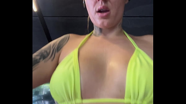 Play MP4 - Fui treina de biquinho fil dental &excl; Na academia de frente da praia de Copacabana no RJ &period; Quase fui expulsa fiquei com tanto tes&atilde;o que fiquei toda babadinha na bucetinha &excl;