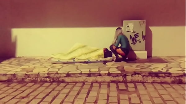 Play MP4 - MOTORISTA DE UBER GRAVOU SAFADA DANDO CUZINHO PRA MORADOR DE RUA NA RUA